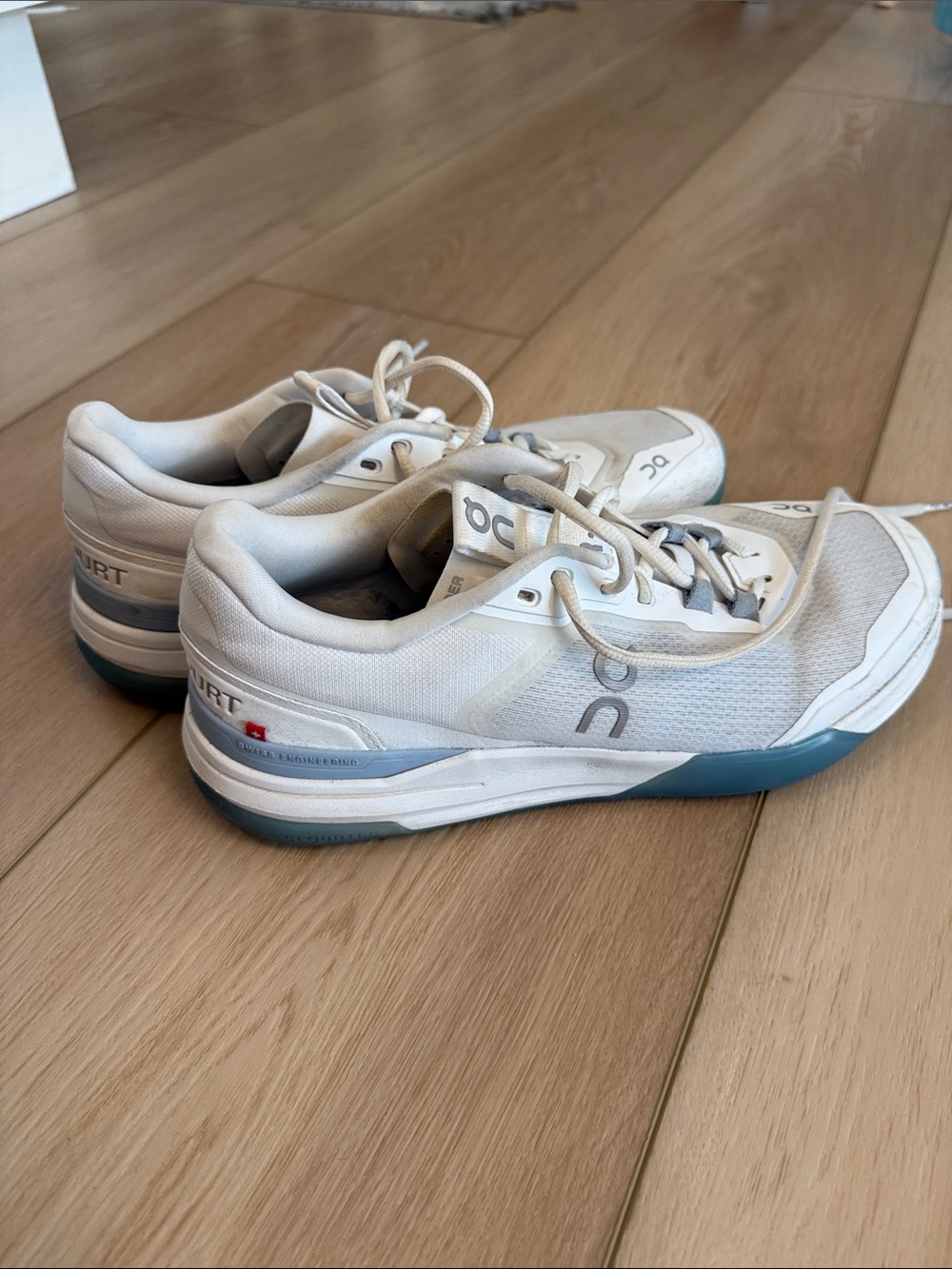 On cloud Roger advantage pro women’s White & Blue Tennis/court Shoes size 10.5